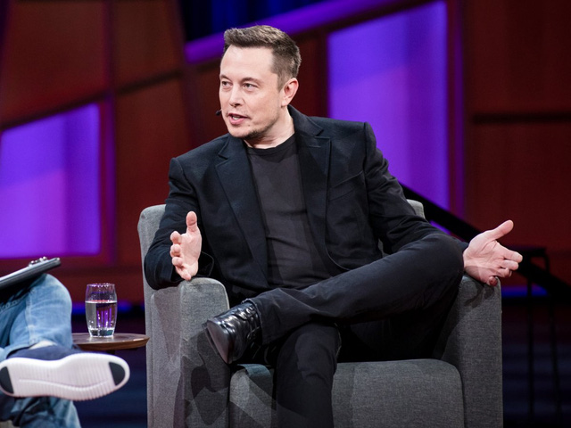 Tỉ phú Elon Musk đang có một năm 2017 đầy bận rộn.