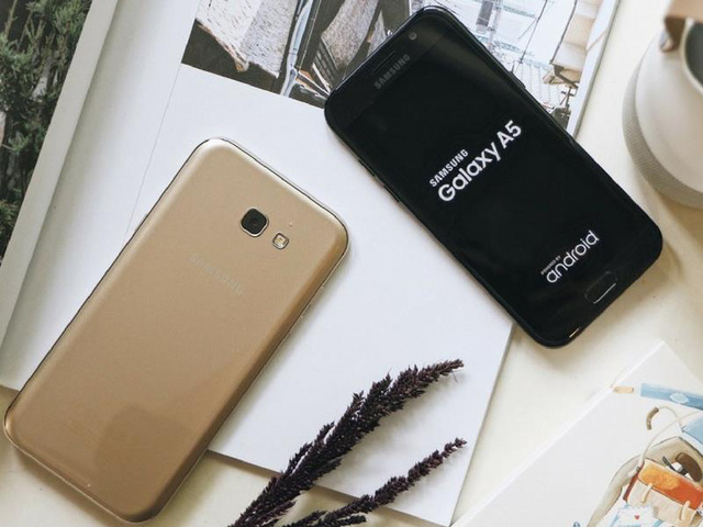 Galaxy A5 2017 có vẻ ngoài mang nhiều nét tương đồng với dòng điện thoại cao cấp Galaxy S.